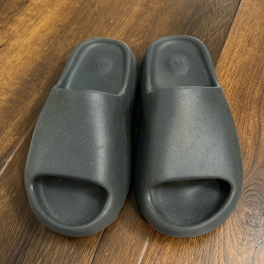 COPY - Yeezy slide us 6 black color